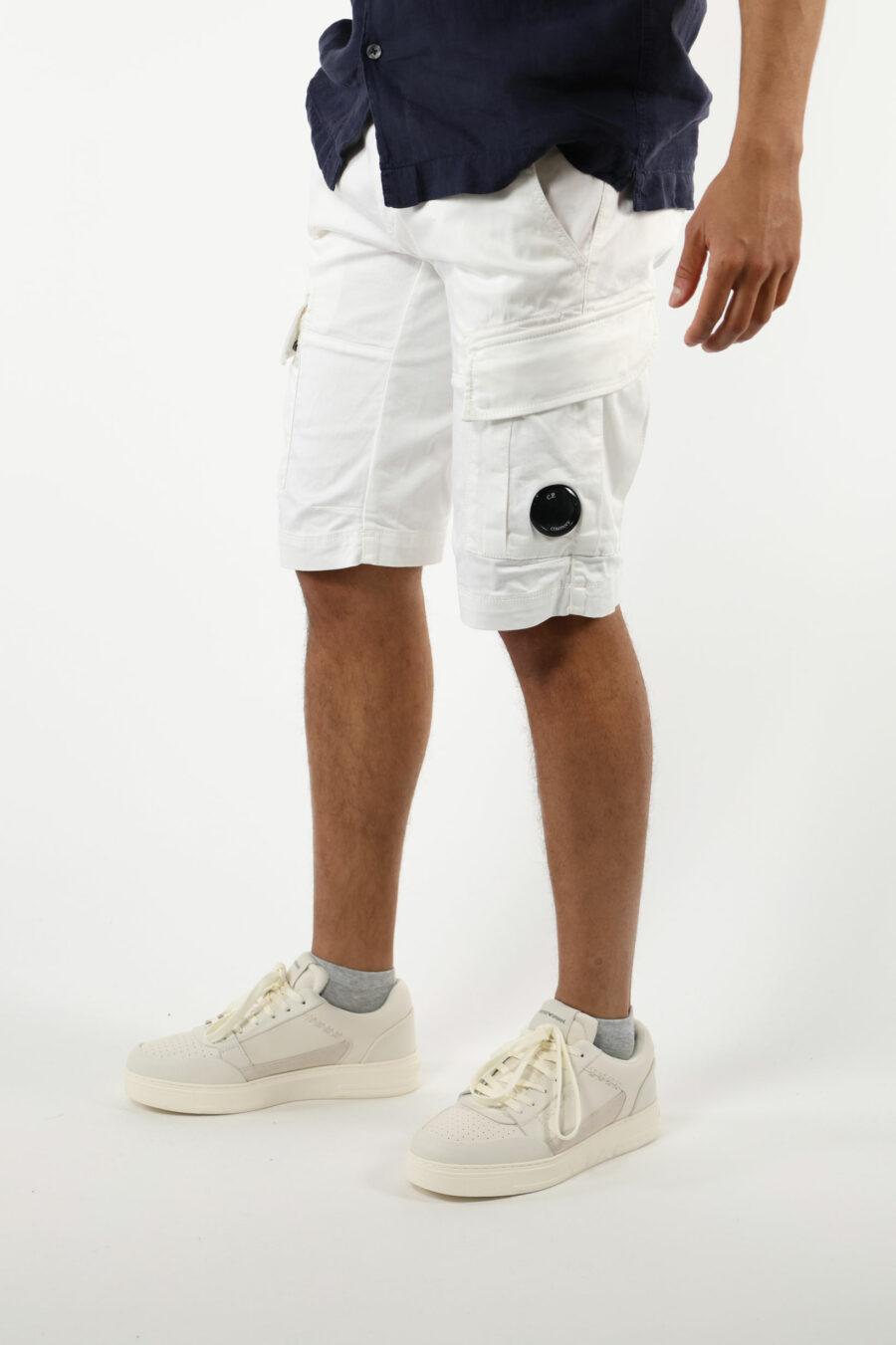 Pantalón corto blanco estilo cargo con minilogo lente - 111326