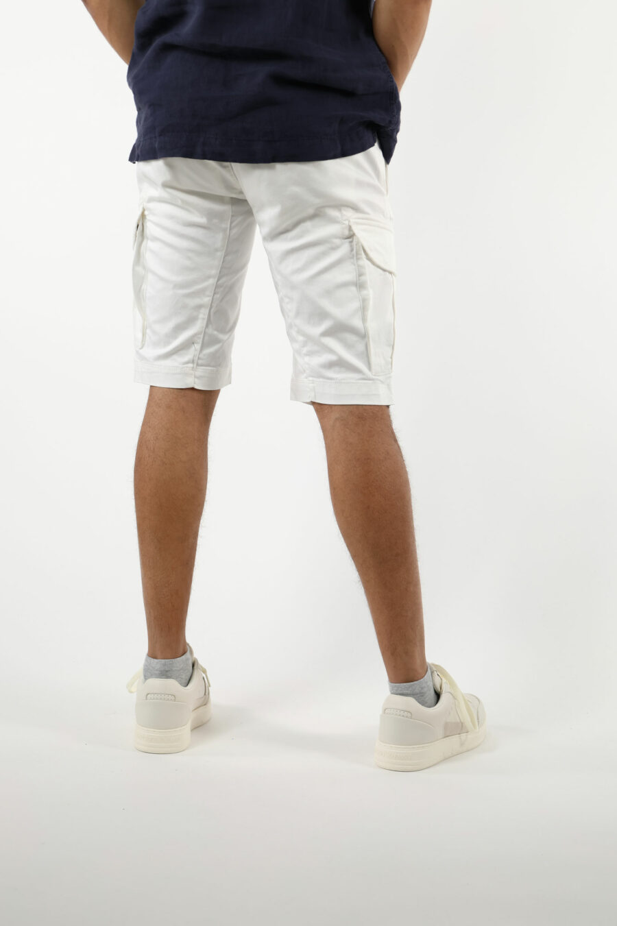 Pantalón corto blanco estilo cargo con minilogo lente - 111328