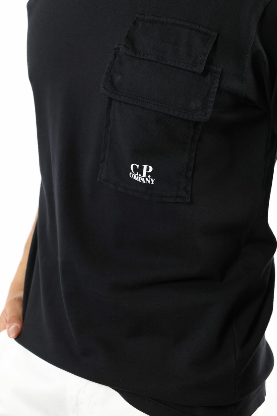 Camiseta negra con bolsillos y minilogo "cp" - 111331