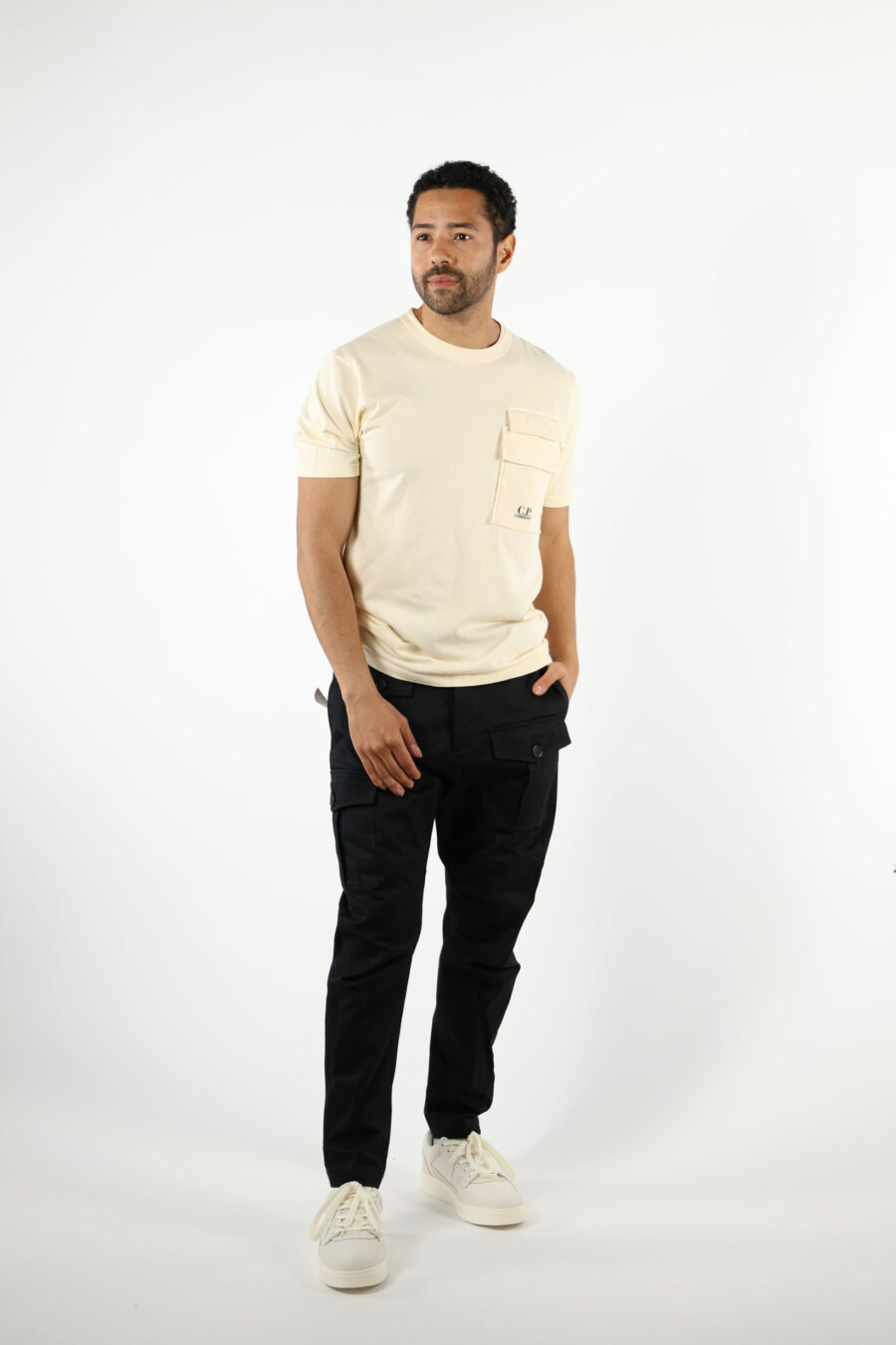 Camiseta beige con bolsillos y minilogo "cp" - 111334