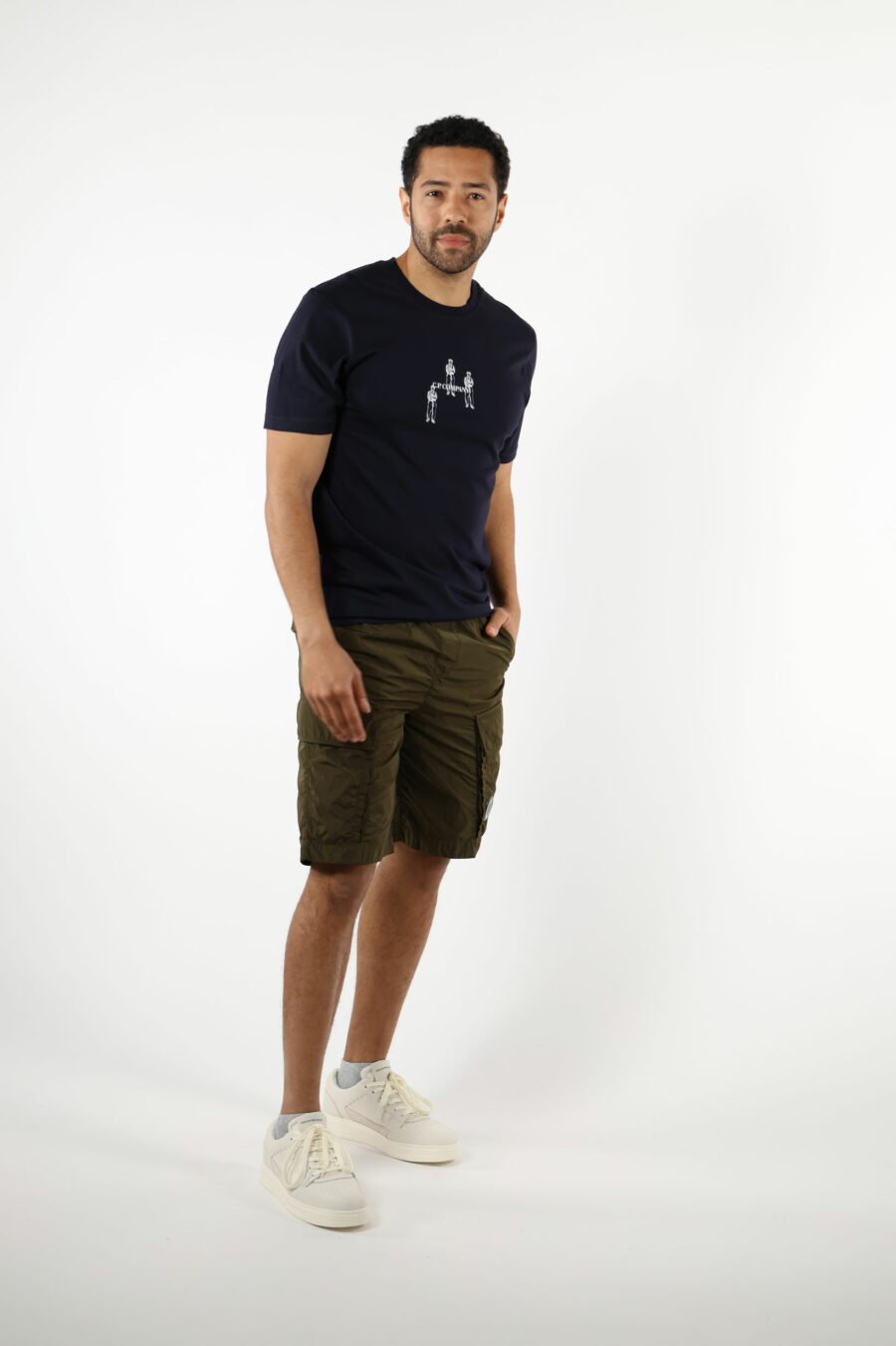 Dunkelblaues T-Shirt mit Minilogue "cp" mit zentrierten Matrosen - 111346