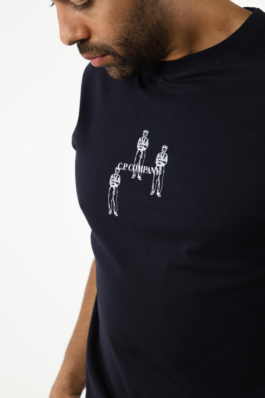 Dunkelblaues T-Shirt mit Minilogue "cp" mit zentrierten Matrosen - 111348