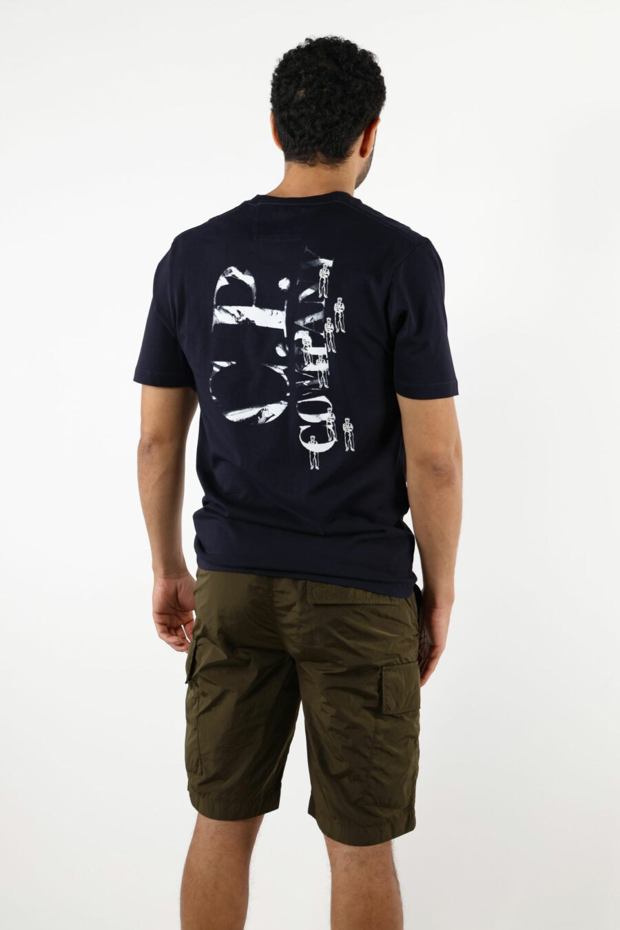 Camiseta azul oscuro con minilogo "cp" con marineros centrado - 111349