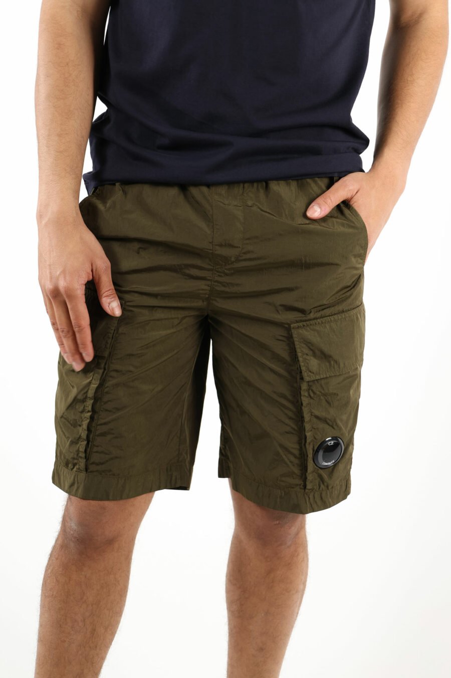 Pantalón corto verde militar con minilogo lente - 111351