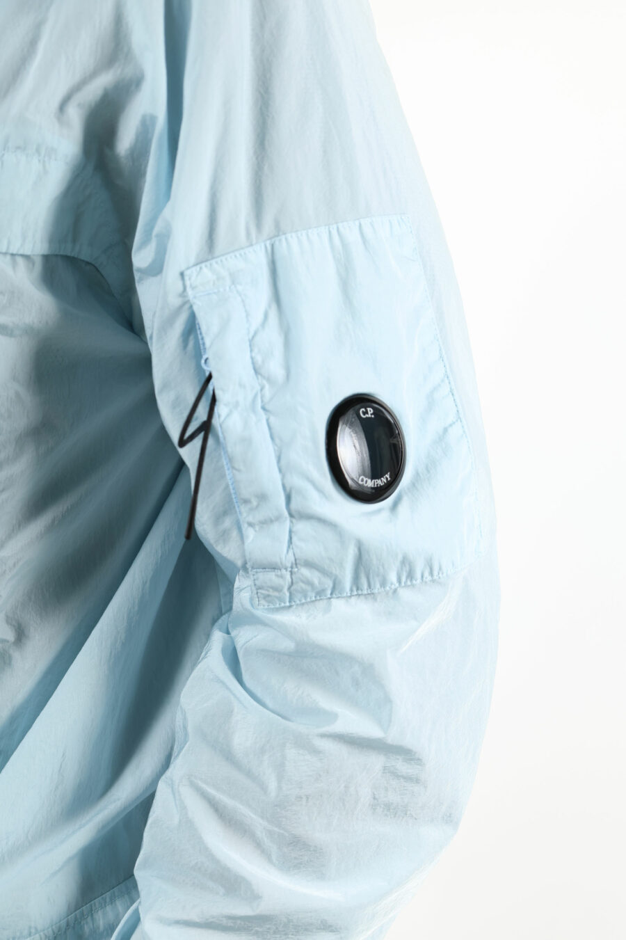 Hellblaue Jacke mit Kapuze und Logo - 111413