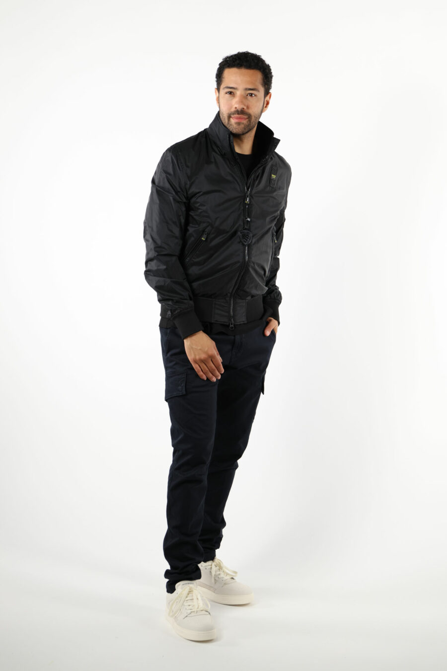 Schwarze Jacke mit seitlichem Reißverschluss und Logo - 111431