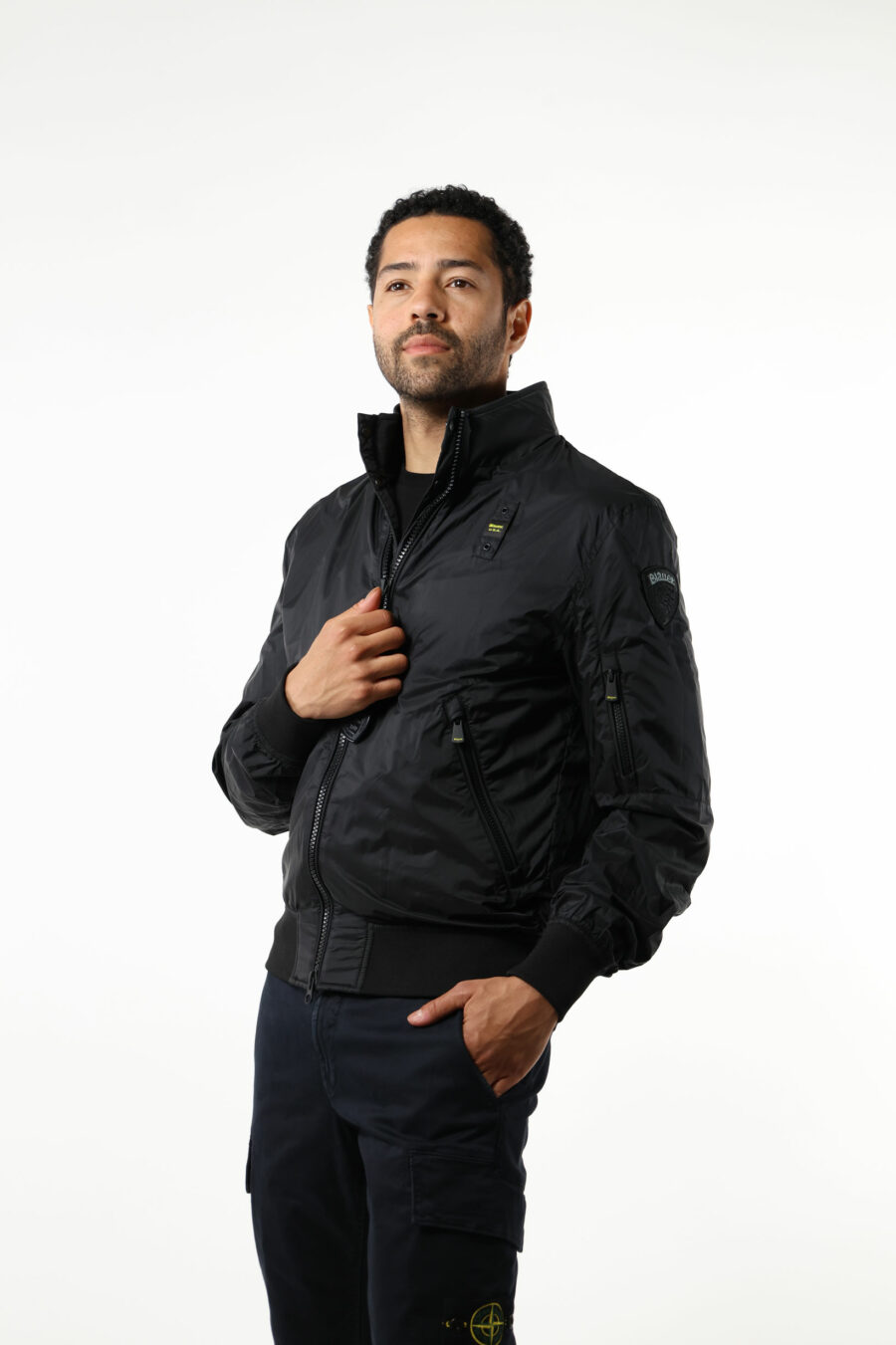 Schwarze Jacke mit seitlichem Reißverschluss und Logo - 111434
