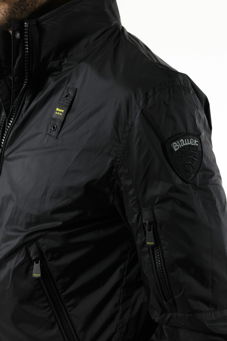Schwarze Jacke mit seitlichem Reißverschluss und Logo - 111435