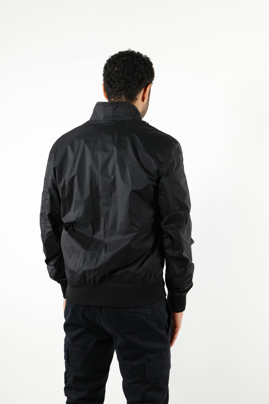 Schwarze Jacke mit seitlichem Reißverschluss und Logo - 111436