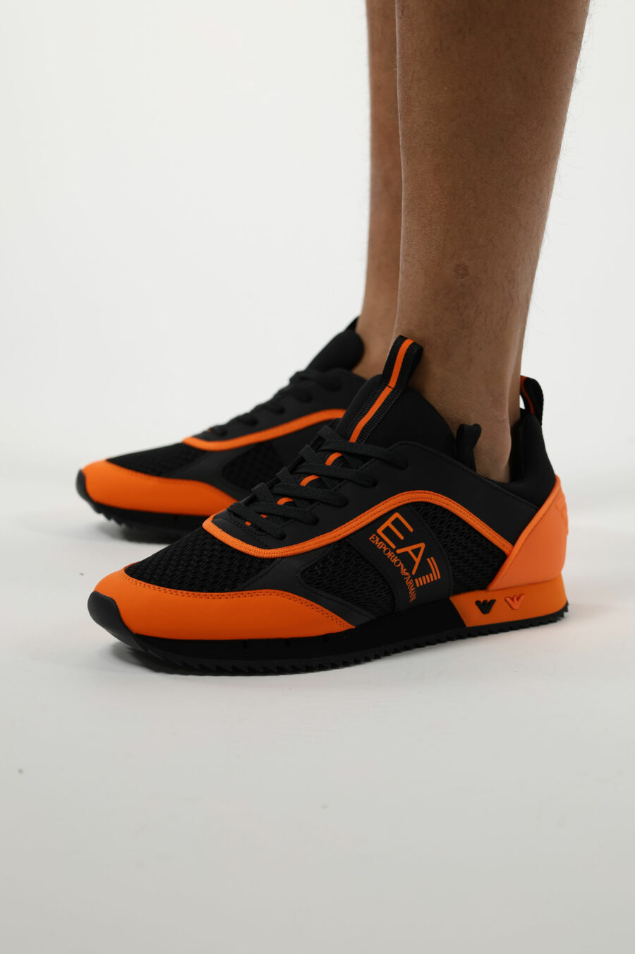 Baskets noires avec logo "lux identity" orange - 110900
