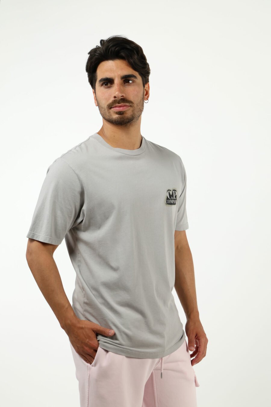 Camiseta gris con minilogo "cp" quemado - number13452