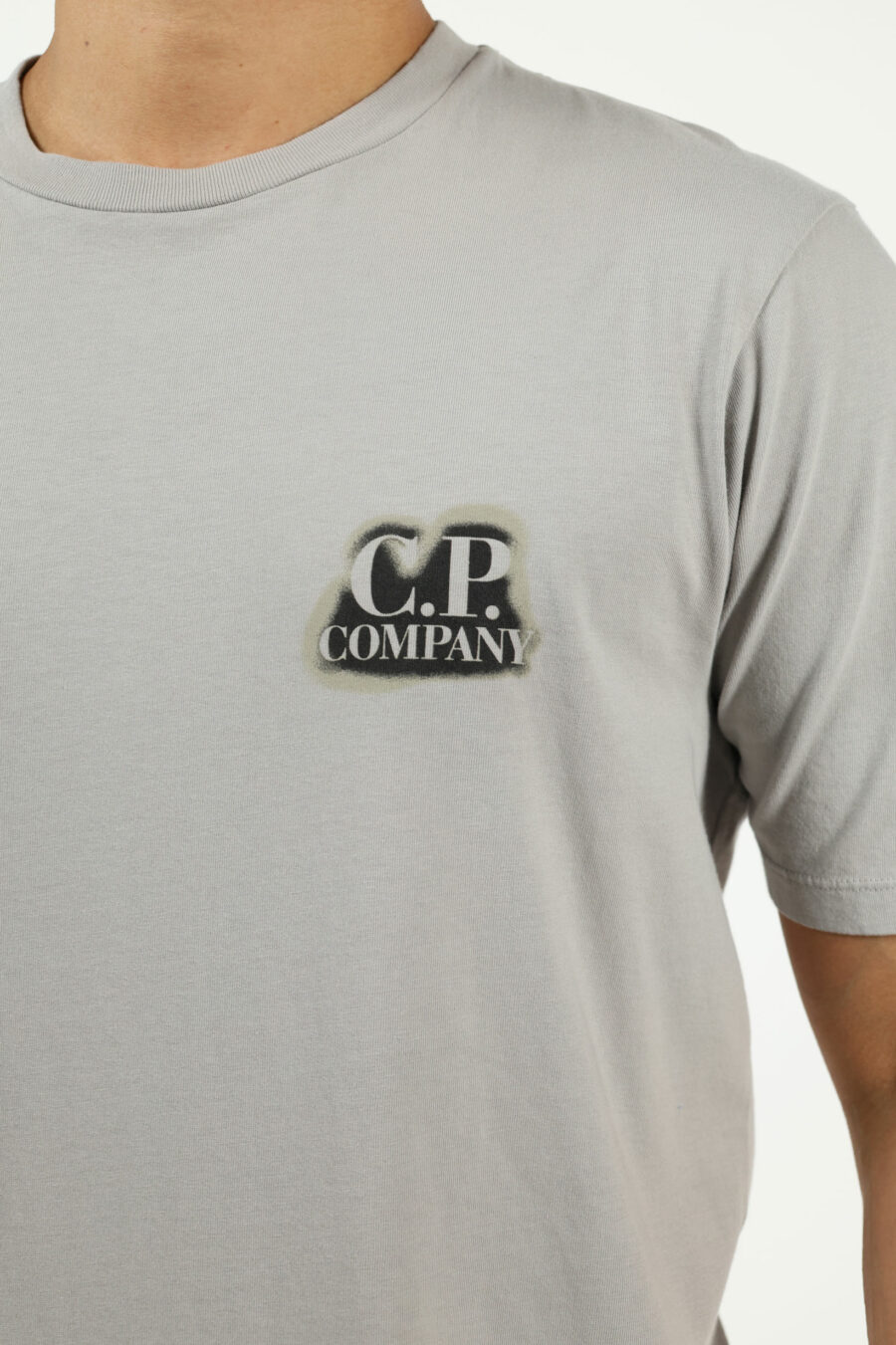 Camiseta gris con minilogo "cp" quemado - number13453