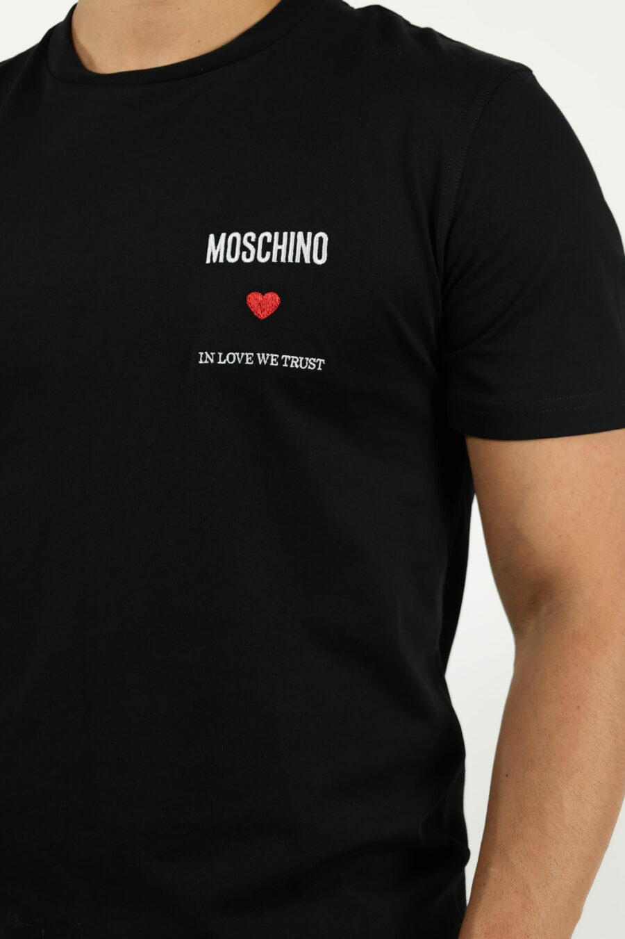Camiseta negra con minilogo "in love we trust" - number13586