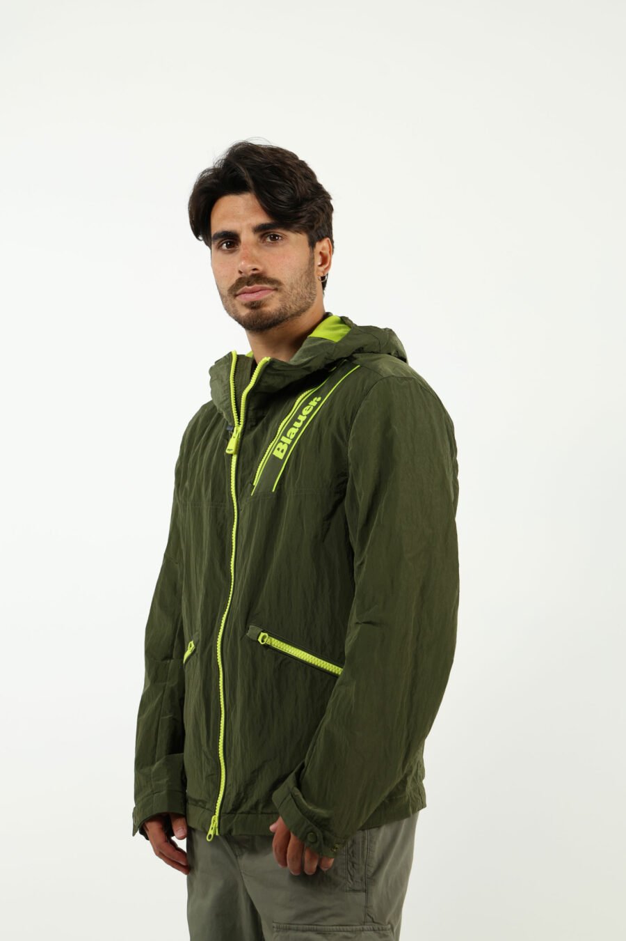 Chaqueta verde militar con capucha y detalles verde lima - number13747