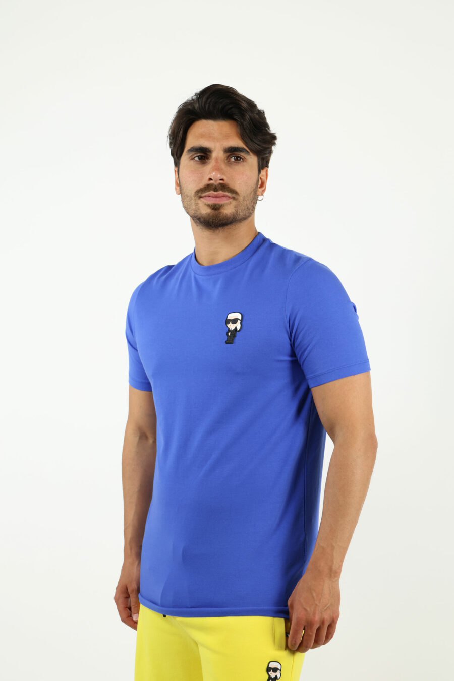 Camiseta azul eléctrico con minilogo "karl" en goma - number13978
