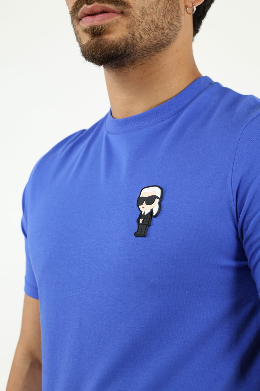 Camiseta azul eléctrico con minilogo "karl" en goma - number13979