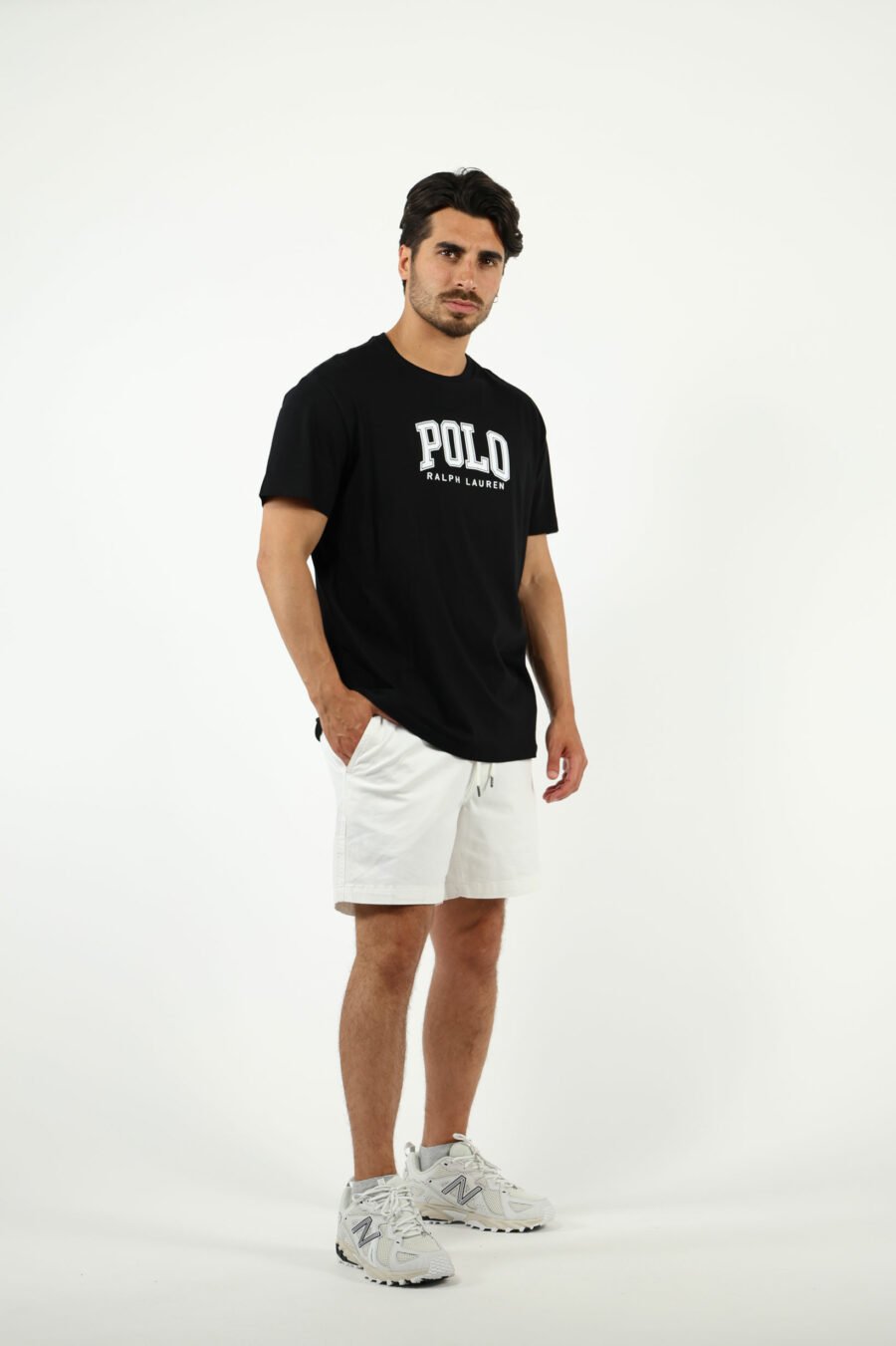 Camiseta negra con maxilogo "polo" en blanco - number14017