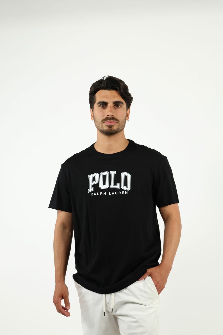 Camiseta negra con maxilogo "polo" en blanco - number14018