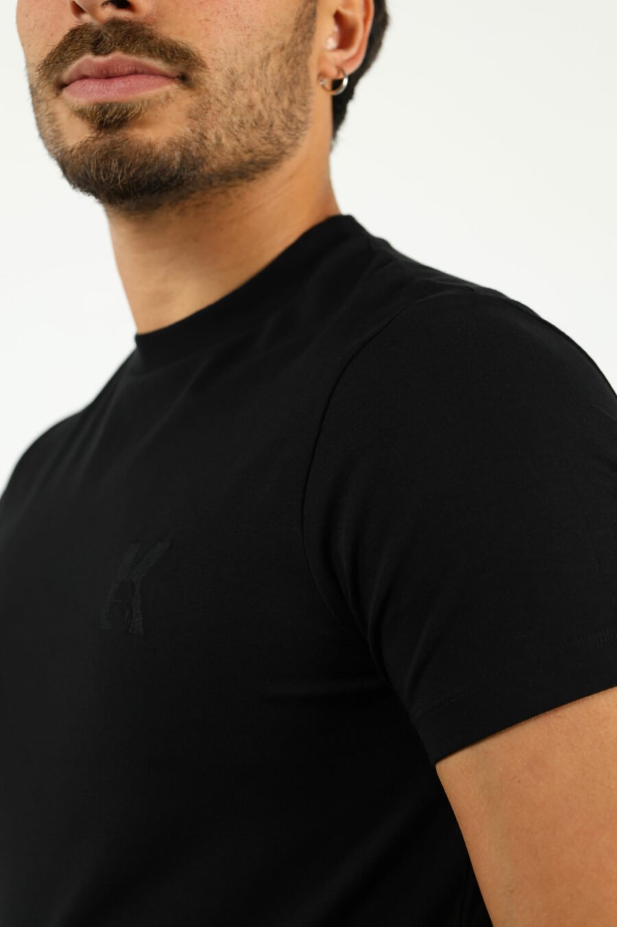 Camiseta negra con minilogo negro en goma - number14142