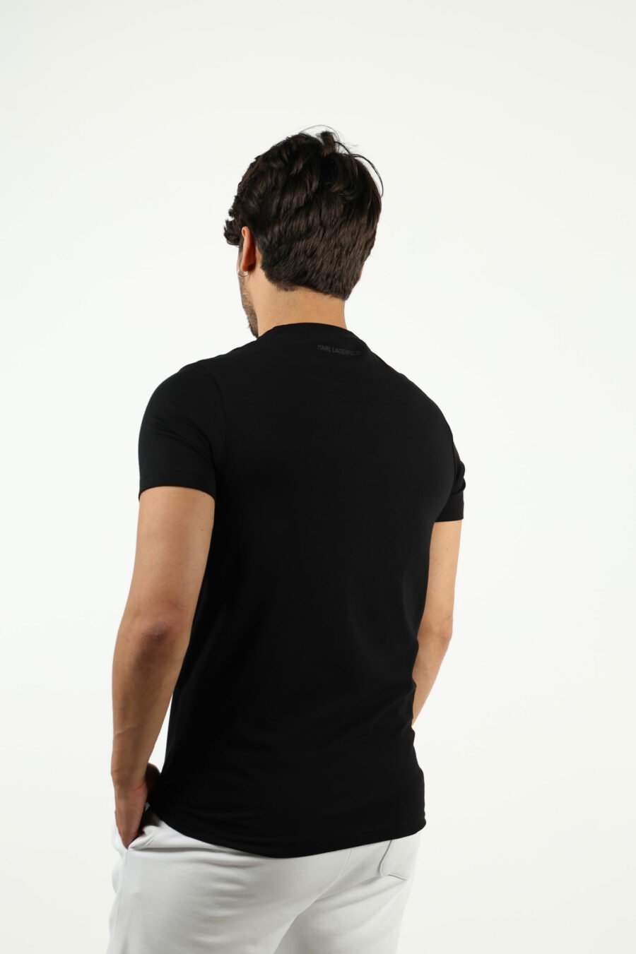 Camiseta negra con minilogo negro en goma - number14143