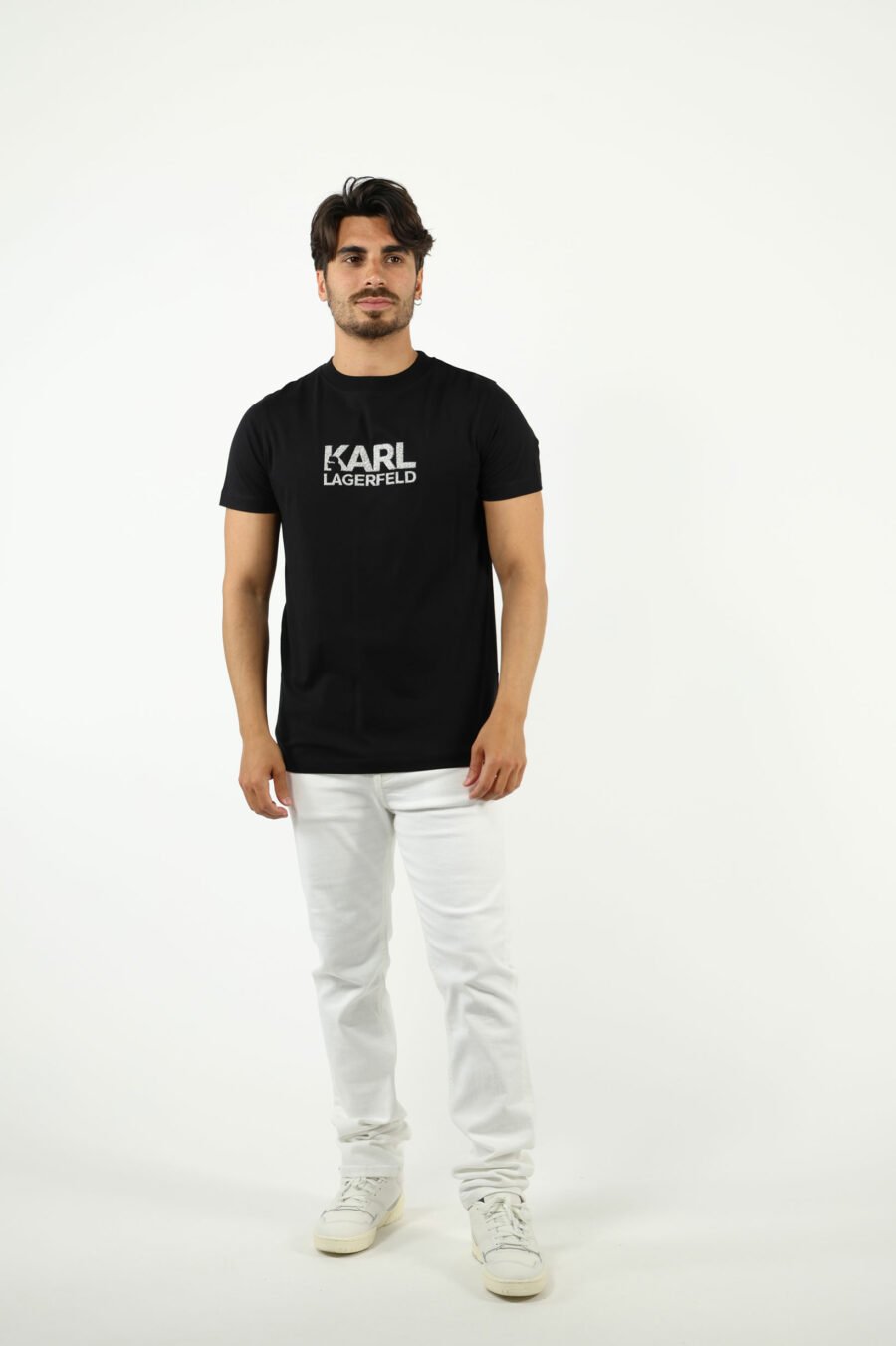 Camiseta negra con maxilogo monocromático centrado - number14231