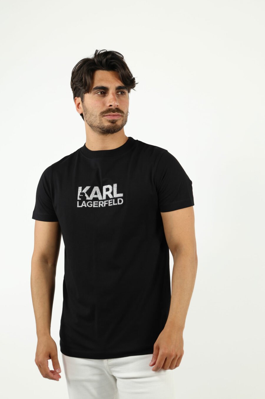 Camiseta negra con maxilogo monocromático centrado - number14232