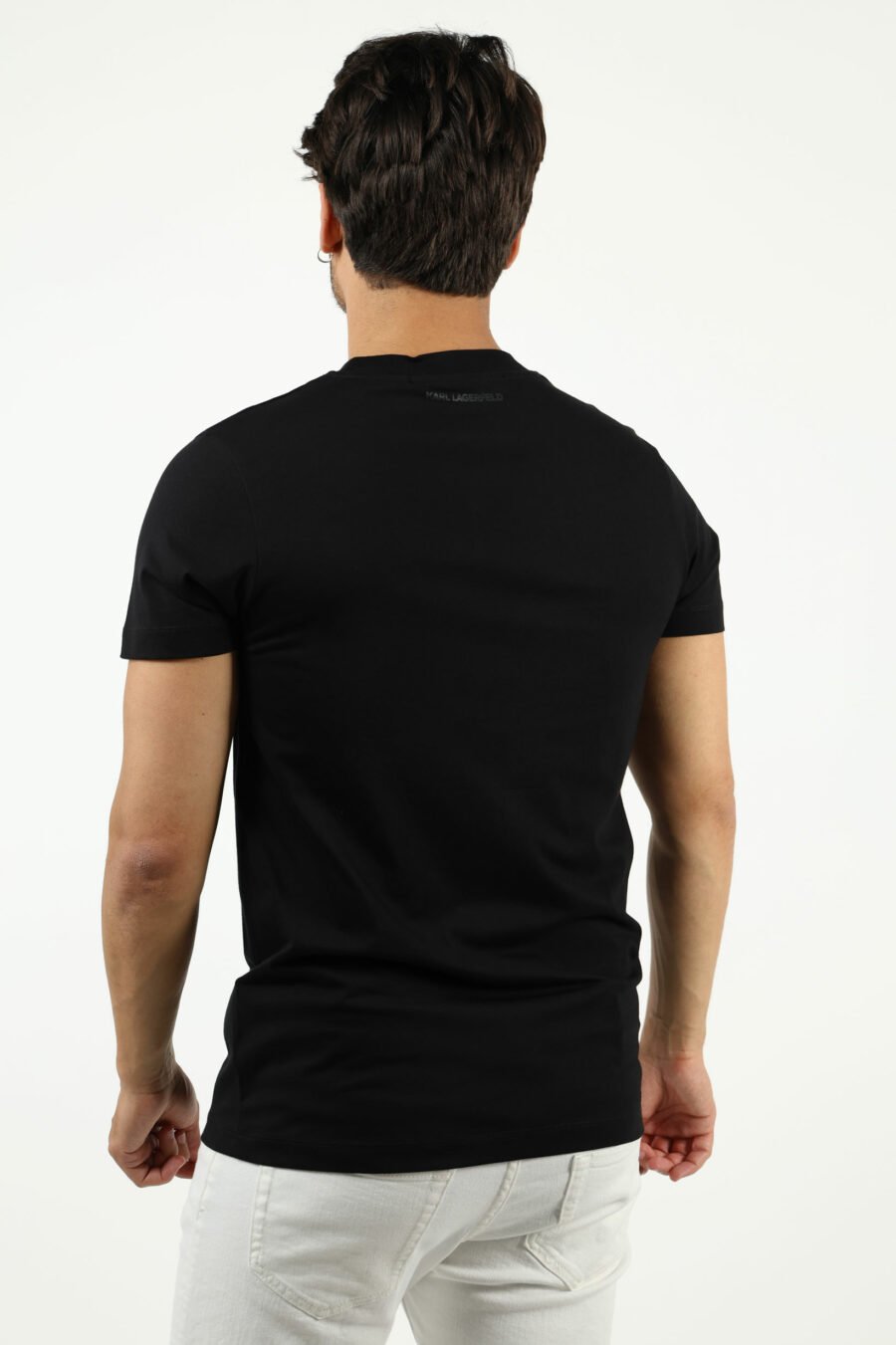 Camiseta negra con maxilogo monocromático centrado - number14234