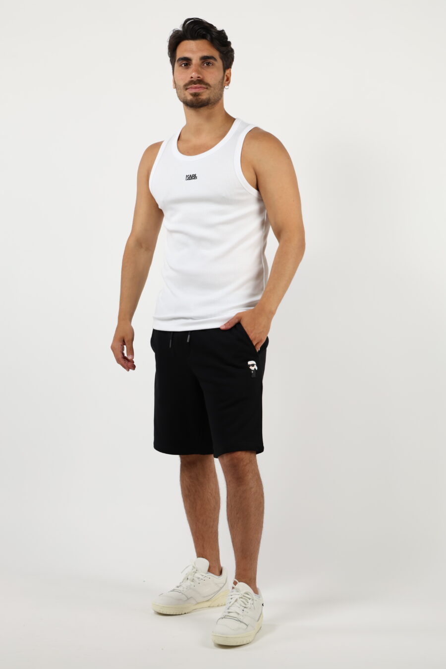 Camiseta blanca sin mangas con minilogo centrado - 4062226958257 1