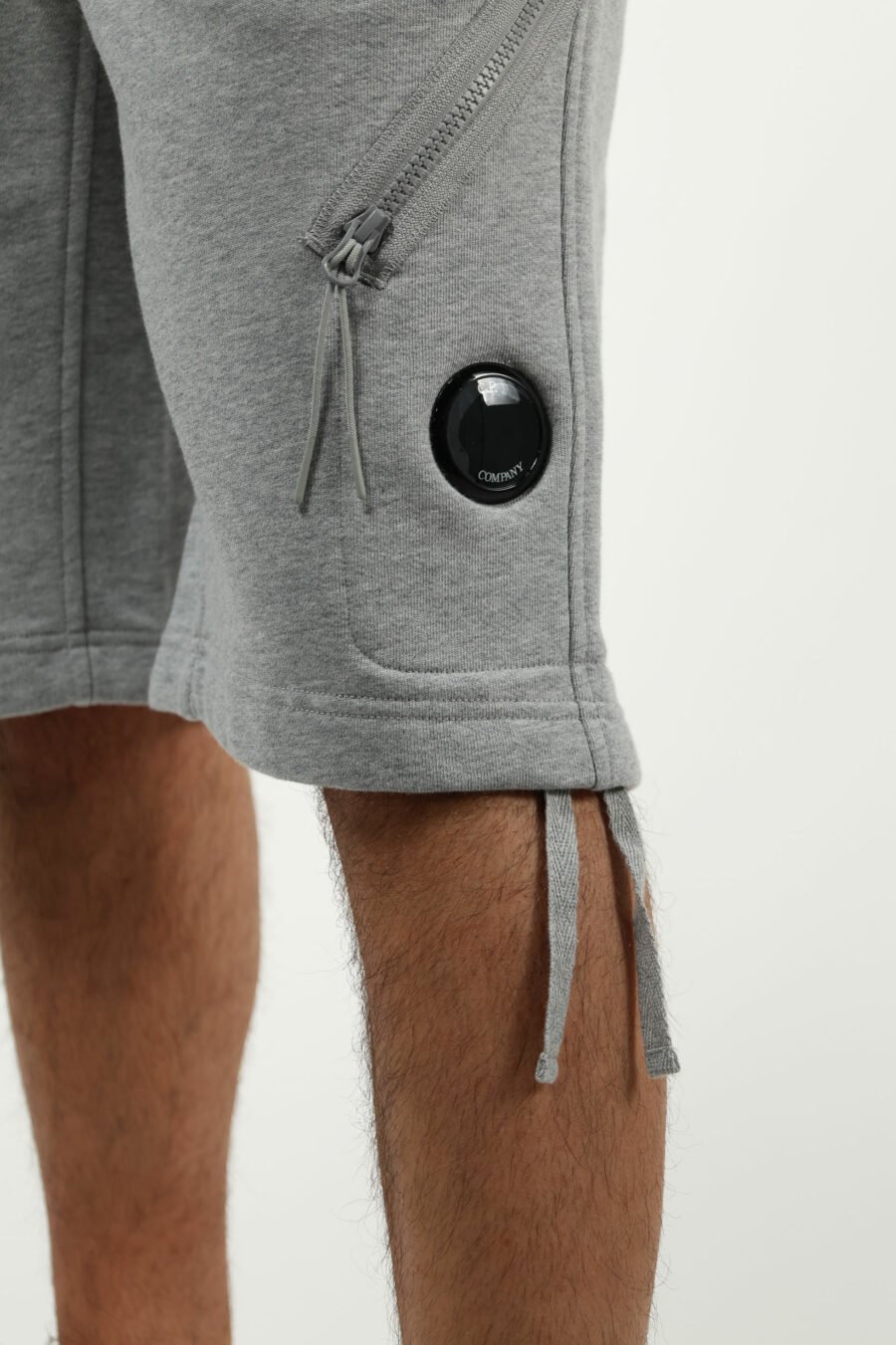Pantalón de chándal midi gris con minilogo lente - number13449