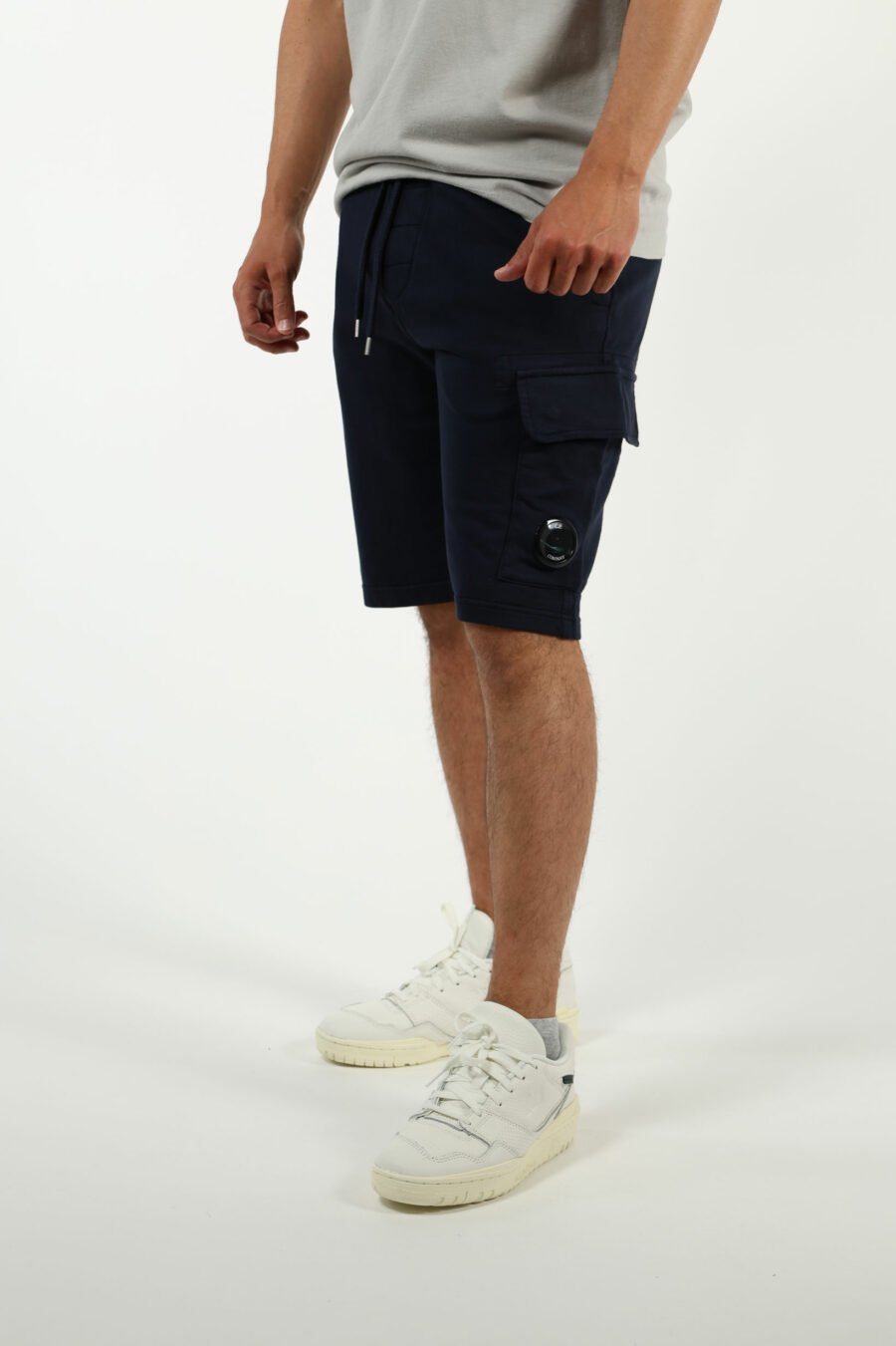 Pantalón de chándal corto azul oscuro estilo cargo con logo lente - number13473